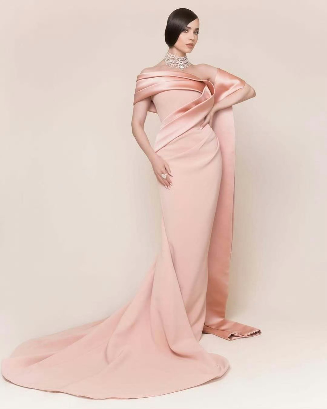 半个月时间，Sofia Carson 上身的三套Elie Saab 2025春夏