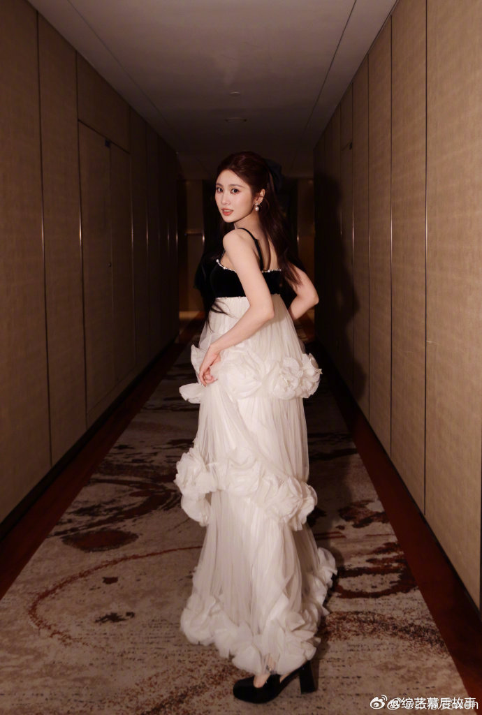 张慧雯凭一己之力挽救浪姐直播 张慧雯自带控场buff，从容带动姐姐们互动，直播尴