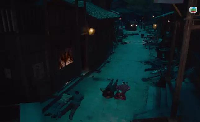 巾幗梟雄之懸崖｜孖黎耀祥相隔16年再度走難兼趴地 胡定欣笑言：世事太微妙昨晚重現