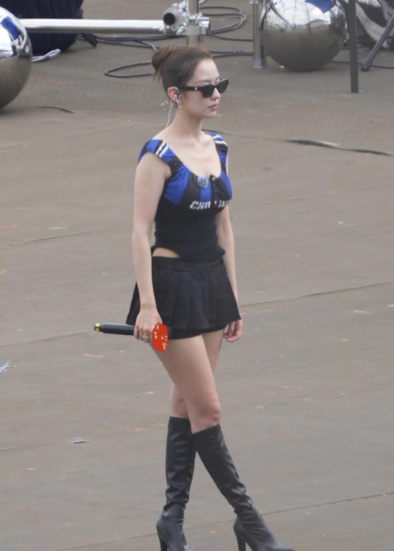 吉娜一出场，那大长腿太惹眼了，不愧是音乐领域的佼佼者。但看久了，觉得她和杨颖有点