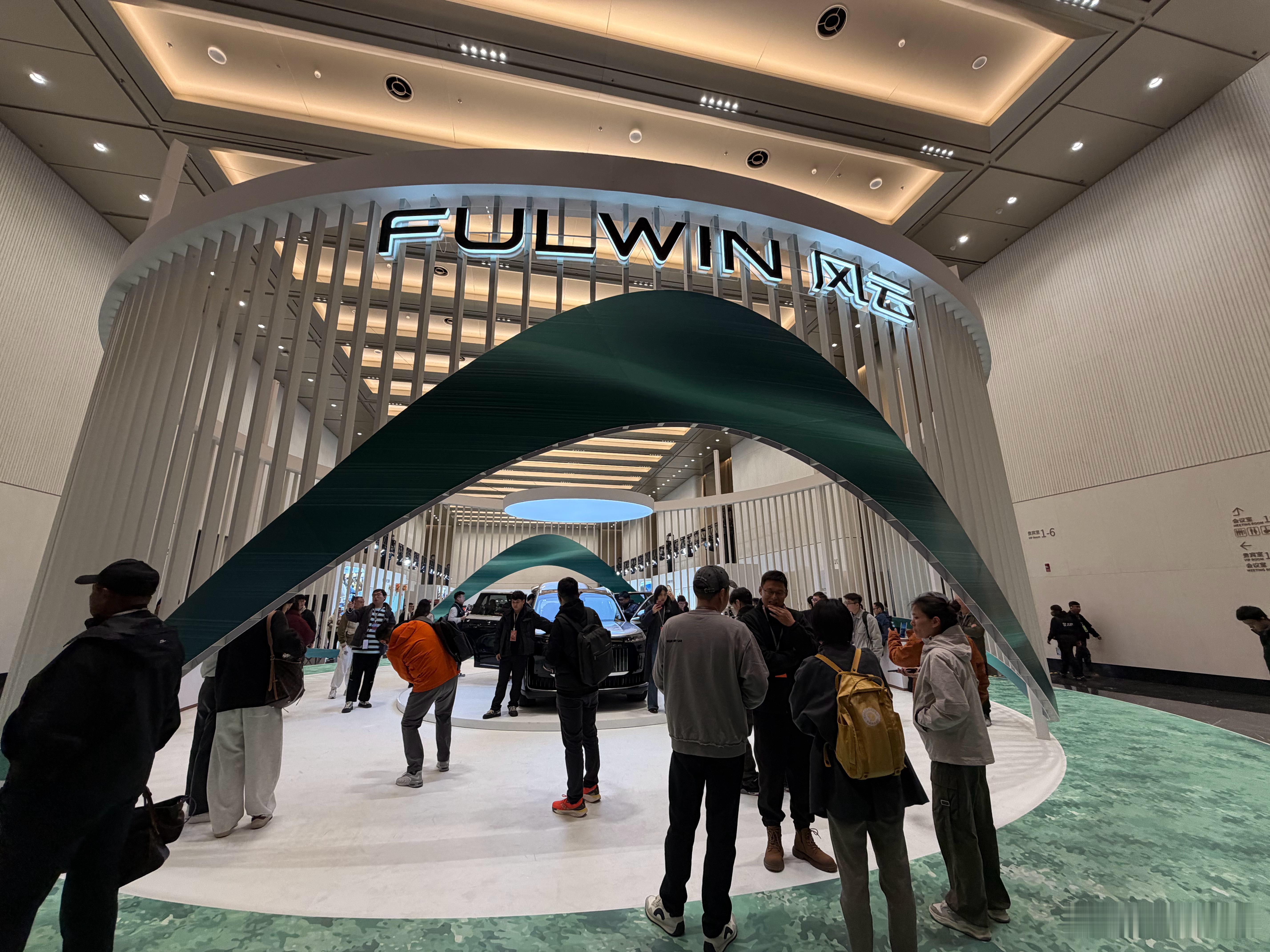 这已经不是我们固有印象中的奇瑞风云了光发布会现场都明显开启了高端路线17.99万