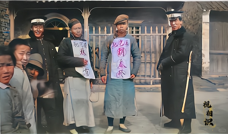 民国时期，南京，两名丢包犯被警察逮捕时的老照片，画面中两人身上挂着的纸上，写着罪...