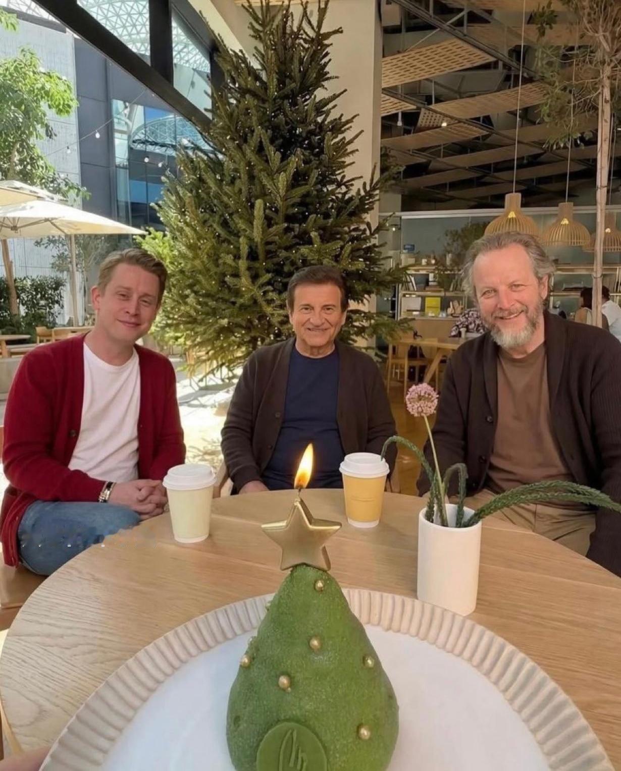 圣诞前夕，《小鬼当家》的主演麦考利·卡尔金与两位“笨贼”演员在一次公开活动中重聚