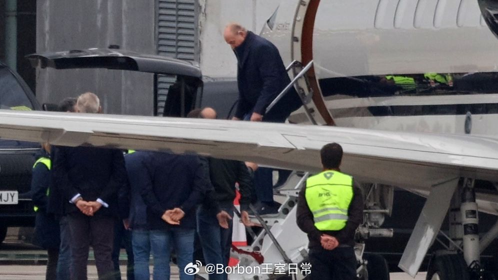 西班牙王室[超话] 11月5日，33抵达维戈机场，为接下来在桑亨霍举行的帆船比赛
