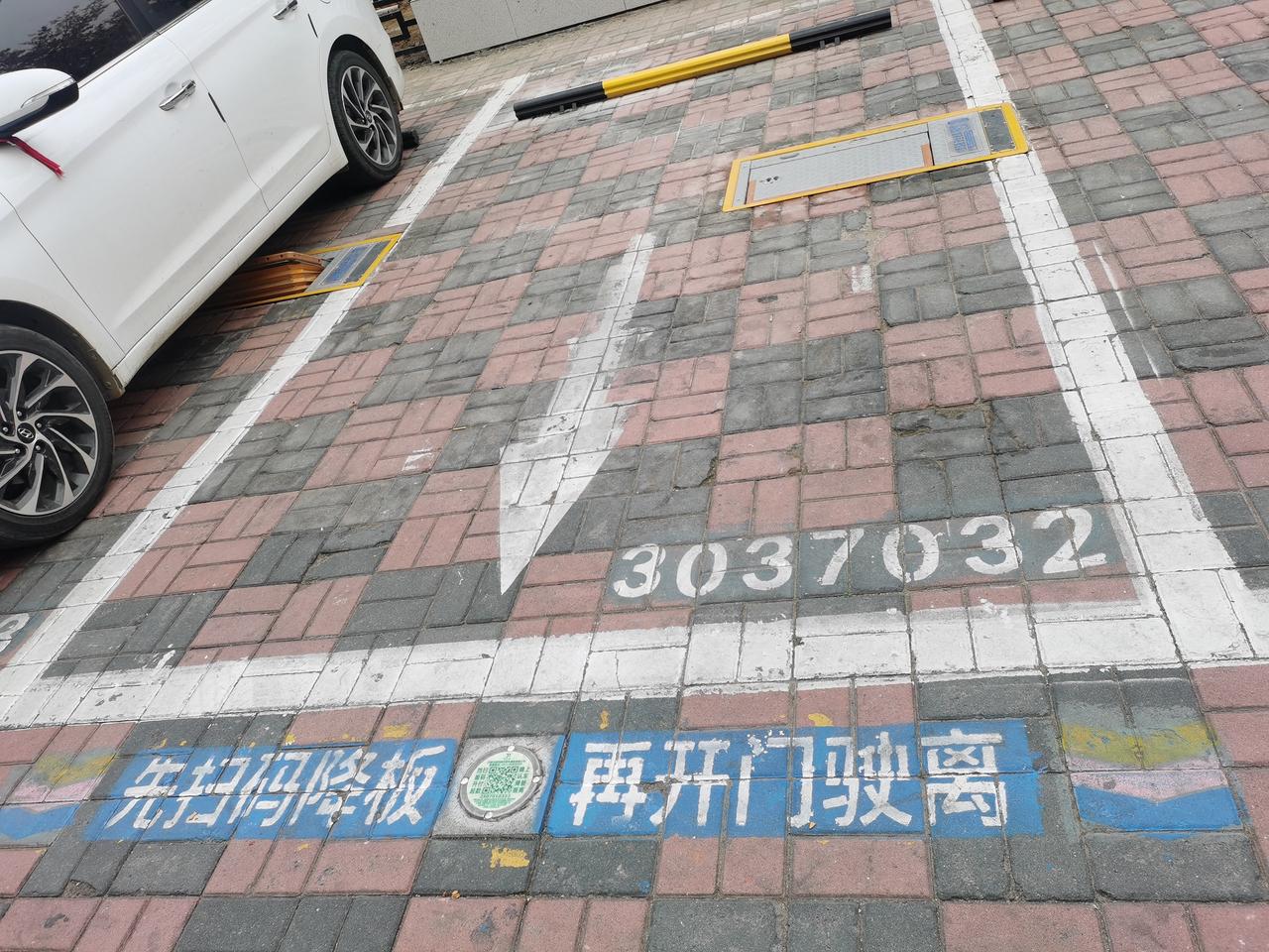 二表弟又失业了。
这次失业是不让他做小轿车停车位的收费员了。
为什么？当然不是他