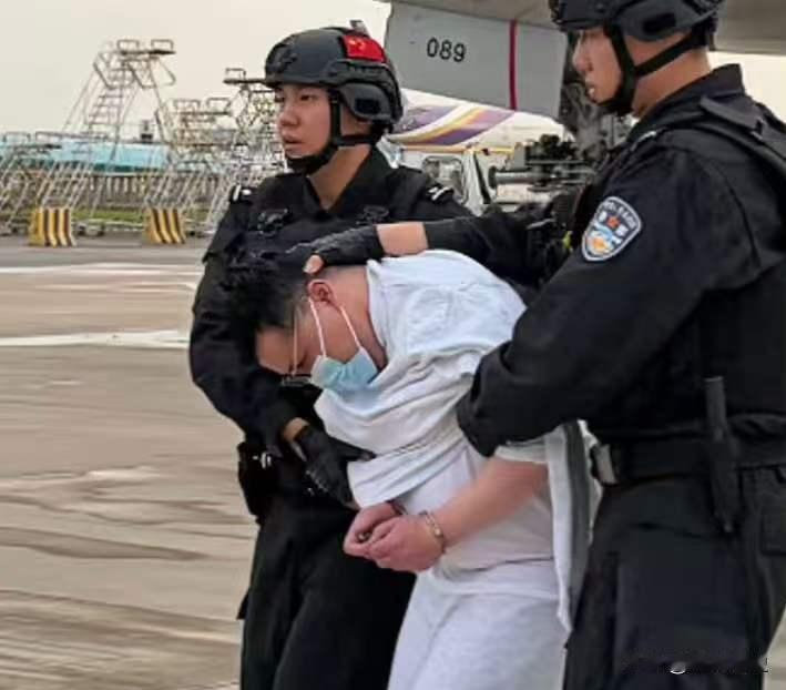 7月20日的北京首都机场，一架国际航班舱门打开，走下来的不是什么重要外商，而是一