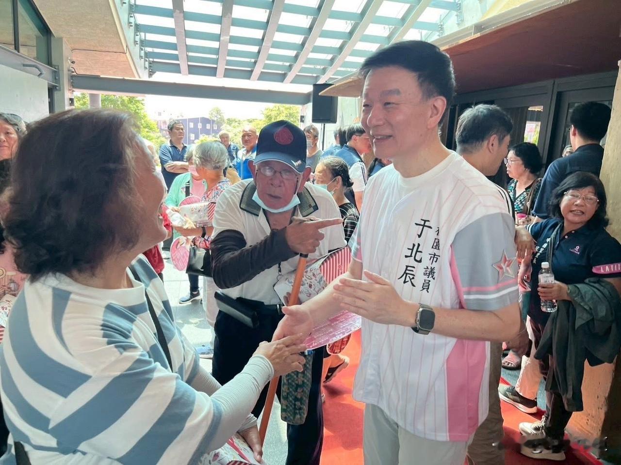 台退役将领于北辰今（30日）在脸书发文称，今天很高兴参加市民活动中心启用典礼，现