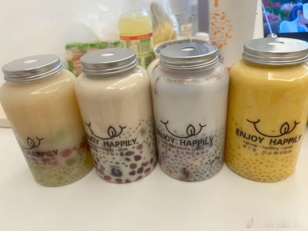 立秋第一杯奶茶的受益者出现了 刷到这个话题我直接笑出声，我家狗今天都喝到了我妈点