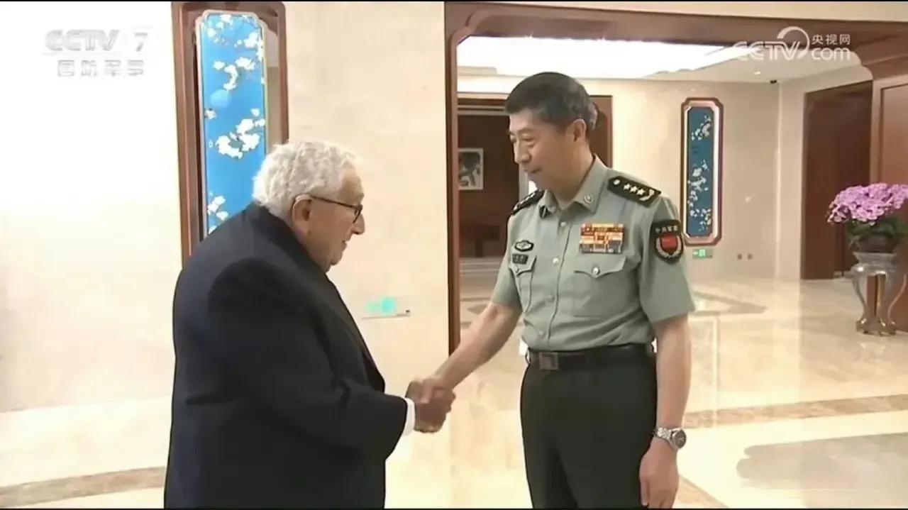 中国国防部长接见基辛格

美国啥时候能取消对中国国防部长的制裁？

中国为改善中