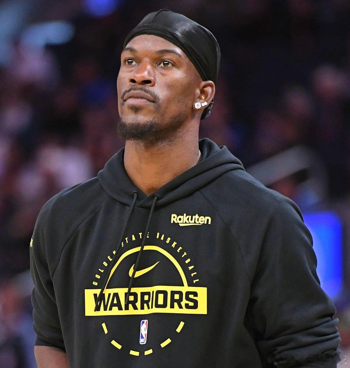 勇士队记Slater: 巴特勒因左膝酸痛将缺席今日对阵费城的比赛🚫科尔透露，霍