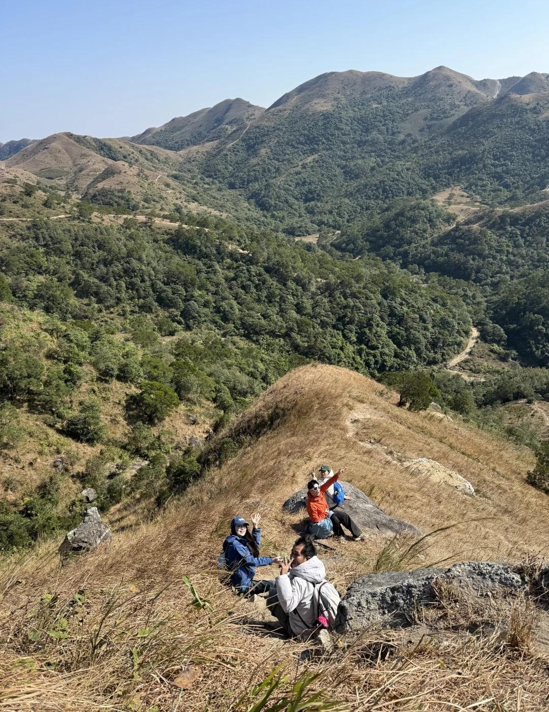 广东烂头岭！被严重低估的绝美徒步路线！
广深出发三小时就能抵达千亩高山草甸⛰️