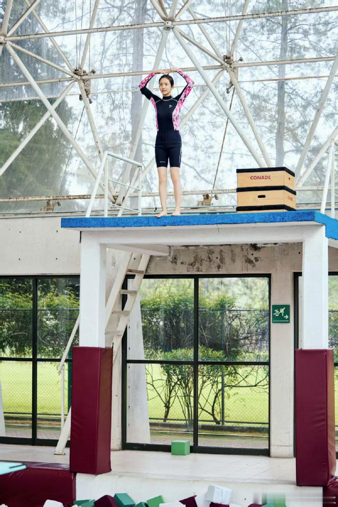 邓为林依晨水中相拥花儿与少年 这就是哥感弟弟和妹感姐姐之间的羁绊！本就怕水的邓为