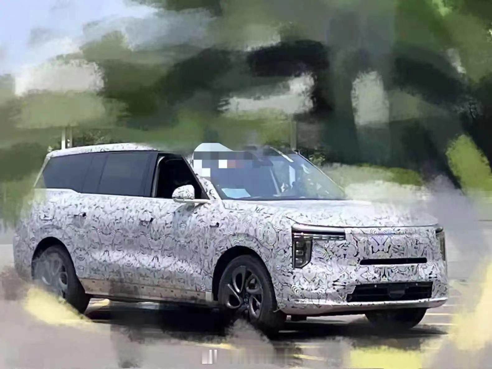 智己大六座 SUV 新车谍照曝光。该车车头无法看到 logo，轮毂则是智己 LS