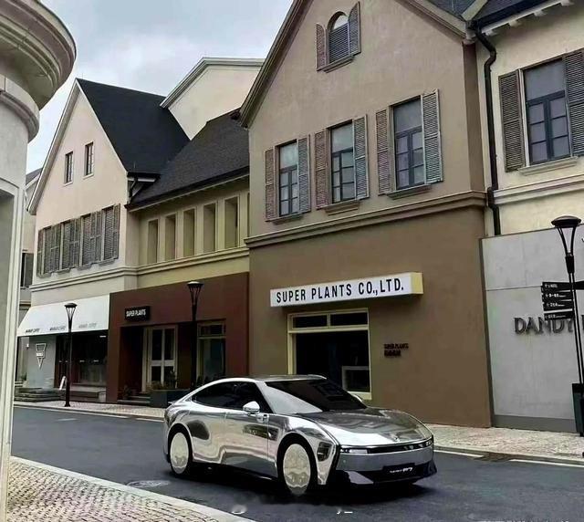 新能源汽车 最近，网上曝光了一组全新一代的小鹏P7的实车的组图，有粉紫色，还有银