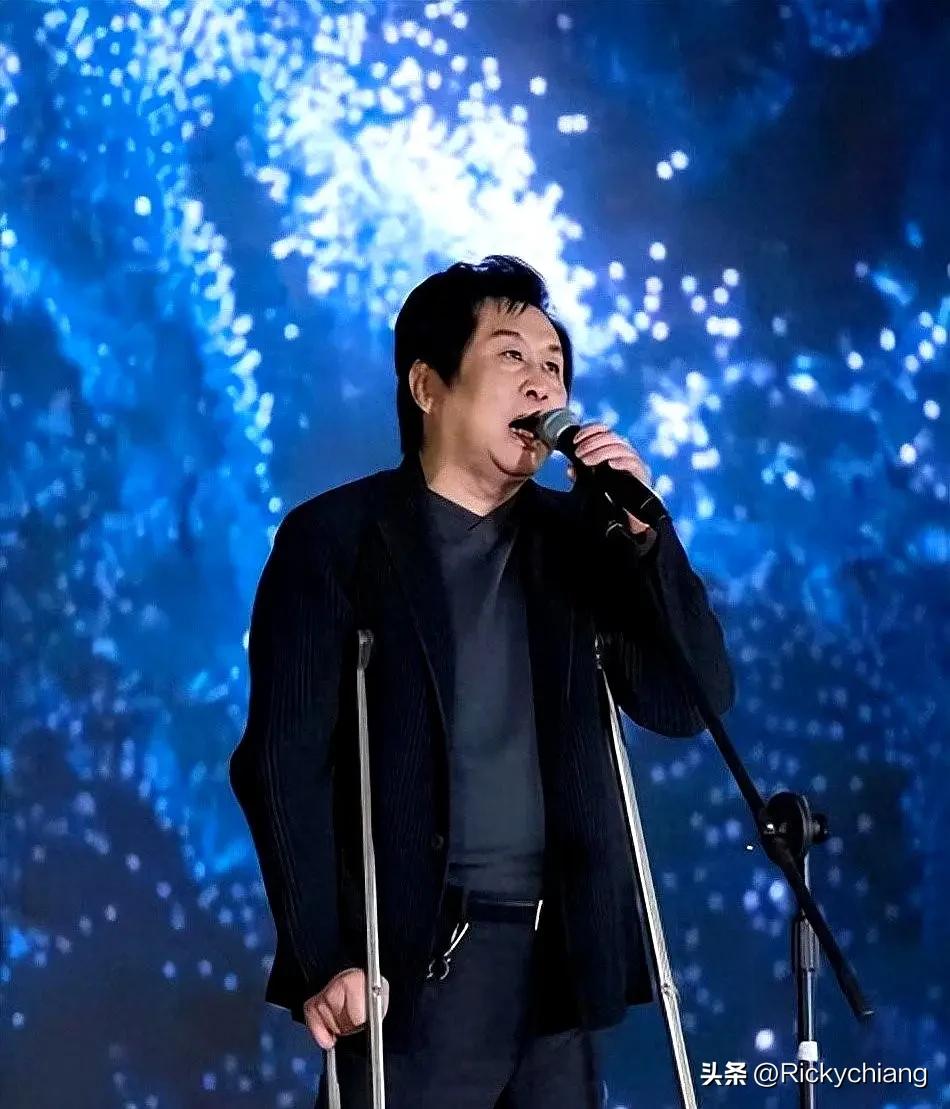 之前看了郑智化他在机场那个视频，我不知道他为什么发火，深圳机场服务人员就差点儿没
