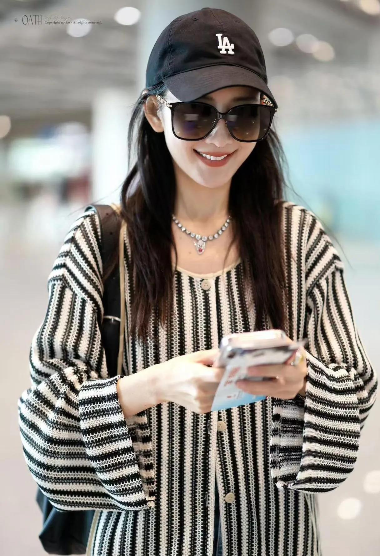 王鸥这机场穿搭，把松弛感玩明白了✈️
 
黑白条纹上衣配直筒牛仔裤，再加上棒球帽