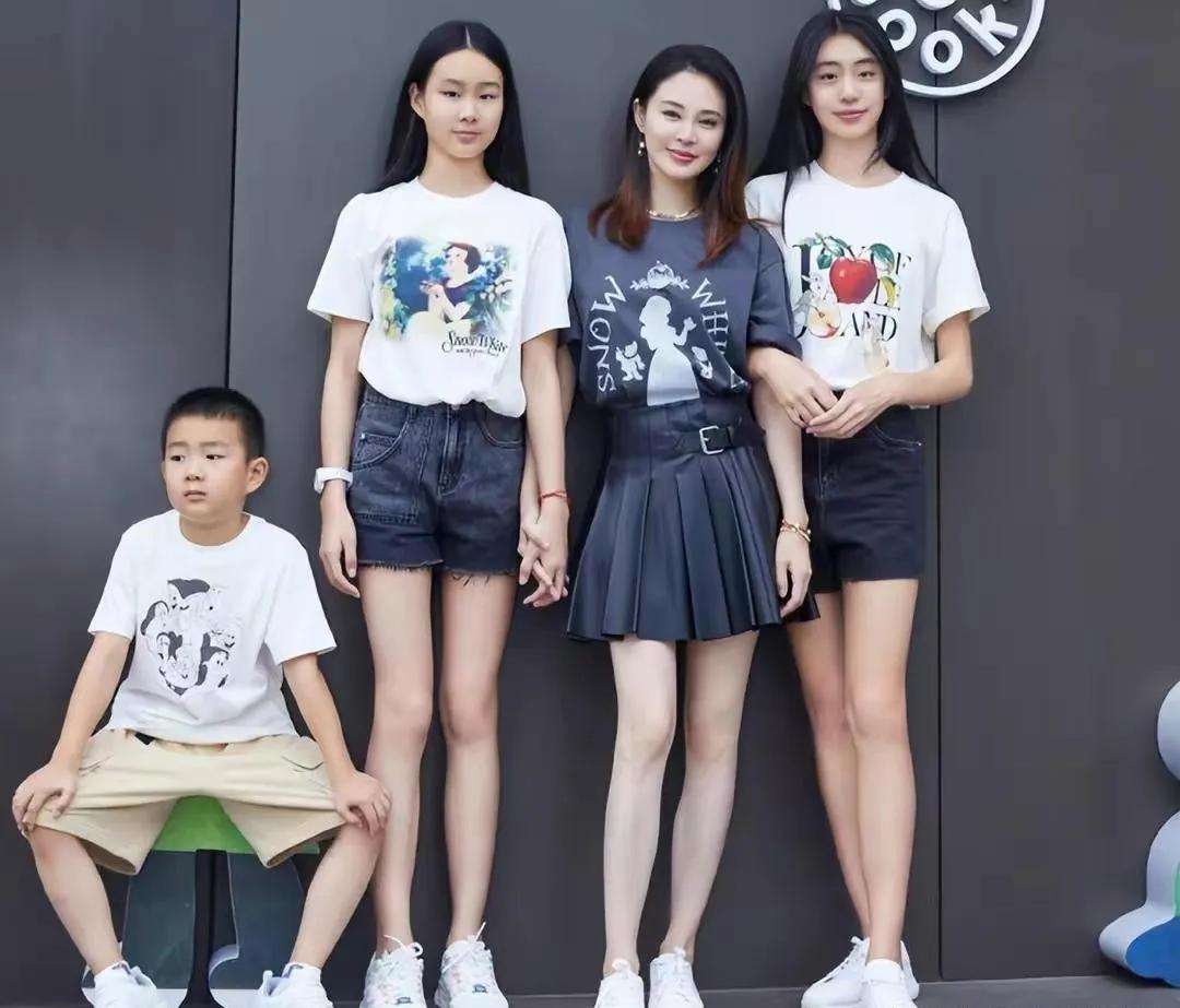 佟大为的老婆关悦，比两个快要成年的女儿还年轻貌美。三个孩子都没有遗传妈妈的好基因