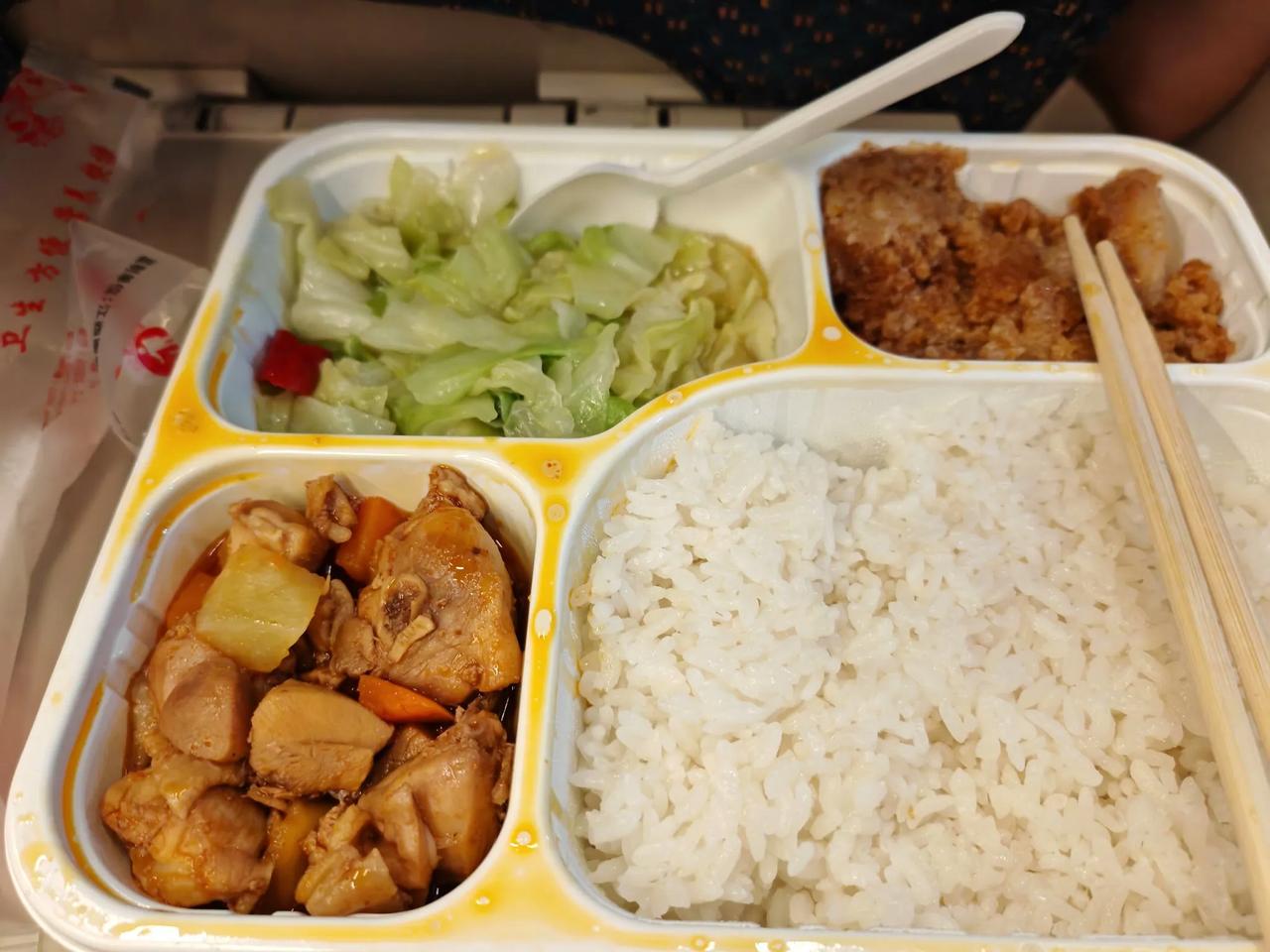今天我在高铁上
做了一个令我自己惊讶的决定
买高铁上的套餐试试，是不是真的那么难
