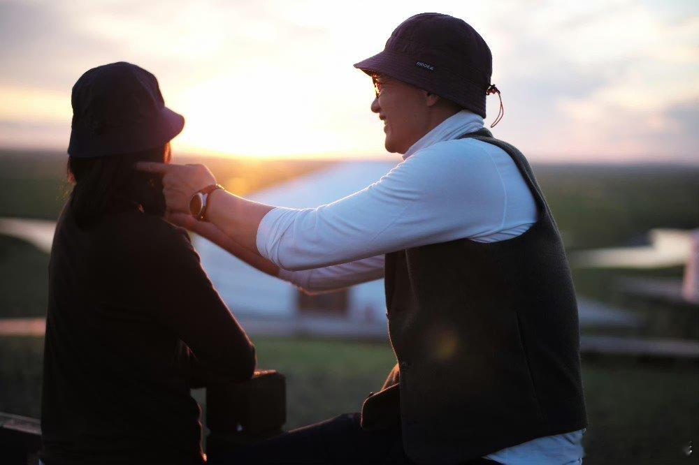 偶遇朱丹周一围牵手散步朱丹周一围牵手散步 网友偶遇朱丹周一围牵手散步，夫妻感情一