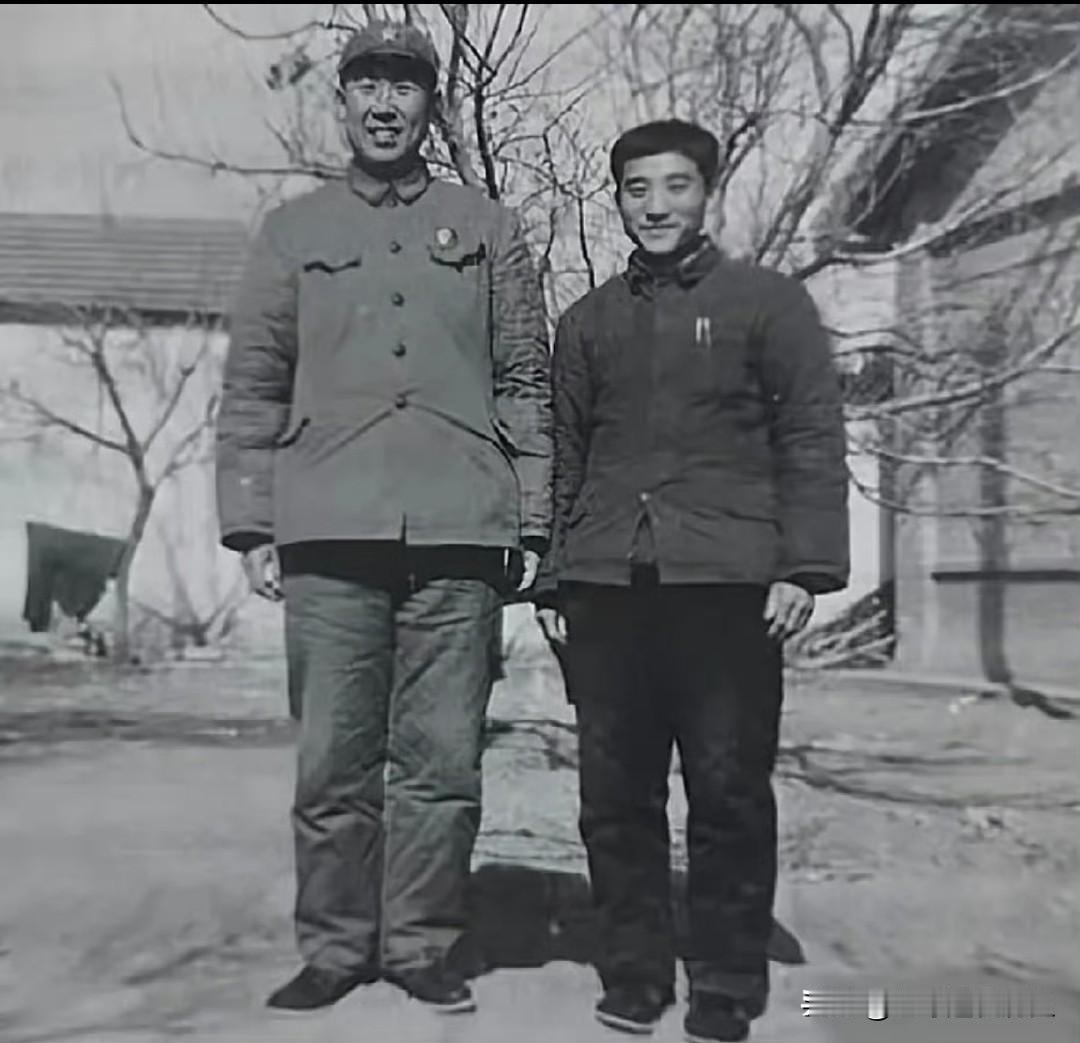 上世纪七十年代，杨贵与秘书秦德顺在林县县革委大院内合影留念，定格了当年带领群众建