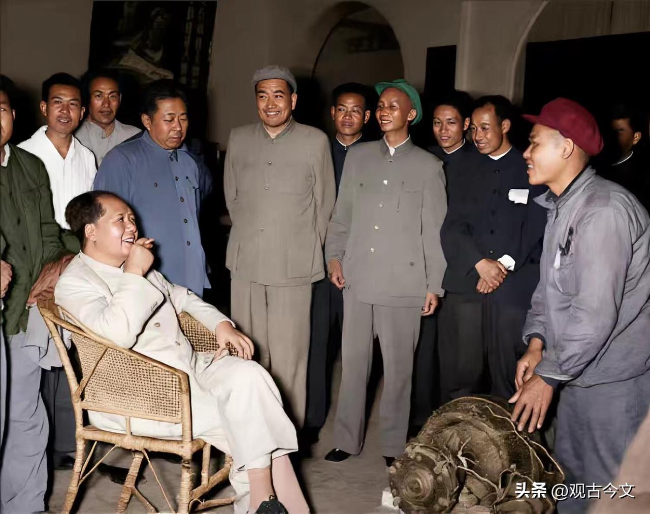 照片拍摄于1960年五月，地点是河南郑州，由摄影师魏德忠拍摄。毛主席坐在藤椅上，