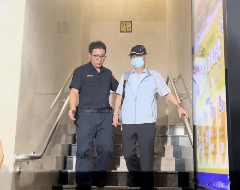 柯文哲前副手涉京华城案   涉渎职遭限制出境出海

民眾黨主席、前台北市長柯文哲
