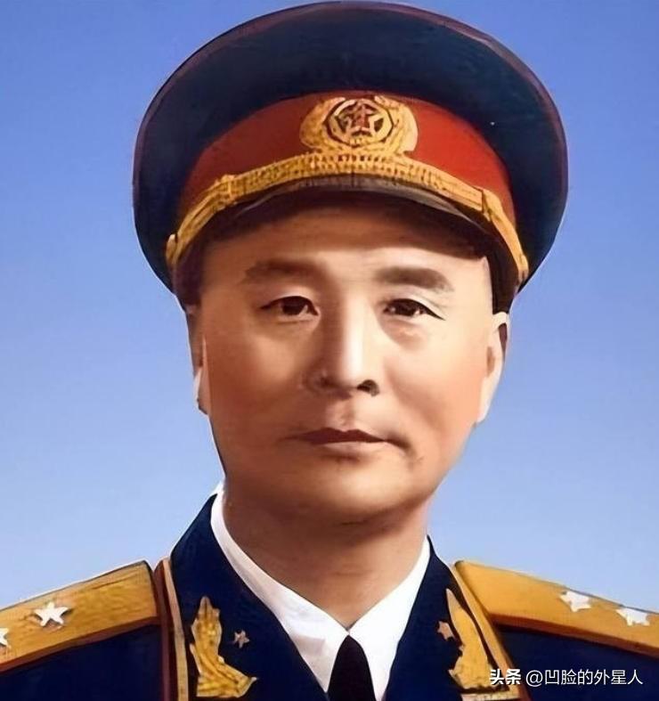 1936年，一位老大娘上山采野果。突然发现一大群苍蝇，在草丛上“嗡嗡嗡”盘旋，她