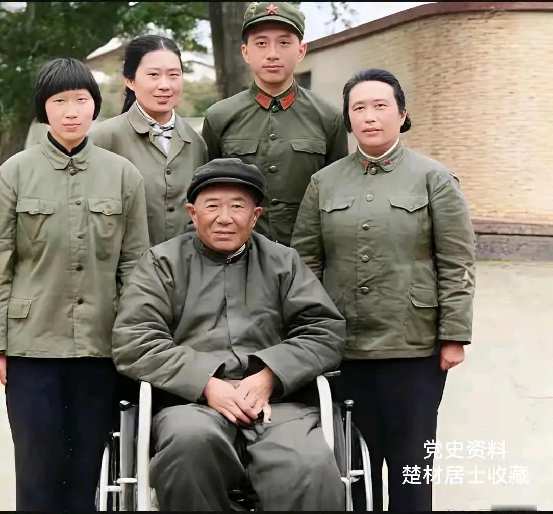 罗端卿大将离开中国赴德国治疗前，全家合照清明之际深切缅怀，为人民解放事业牺牲的革