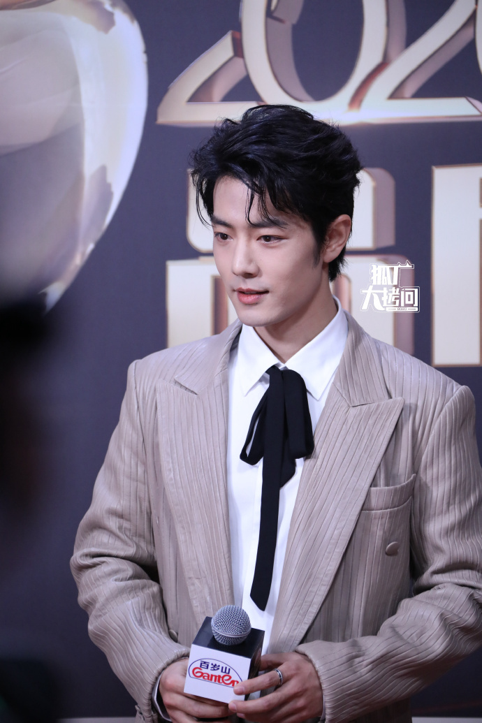 肖战 蝴蝶结 肖战电视剧品质盛典红毯生图，完全王子 肖战红毯等马