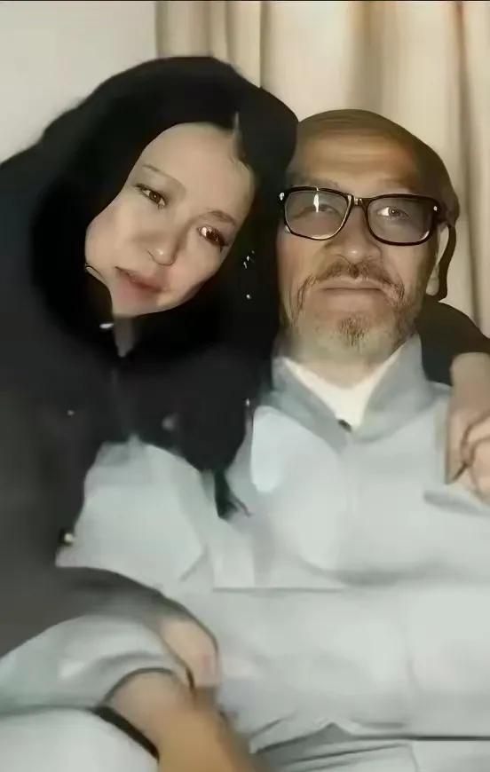 1990年， 三毛跑到新疆和76岁的 王洛宾i 同居。然而，王洛宾竟然说：“可以