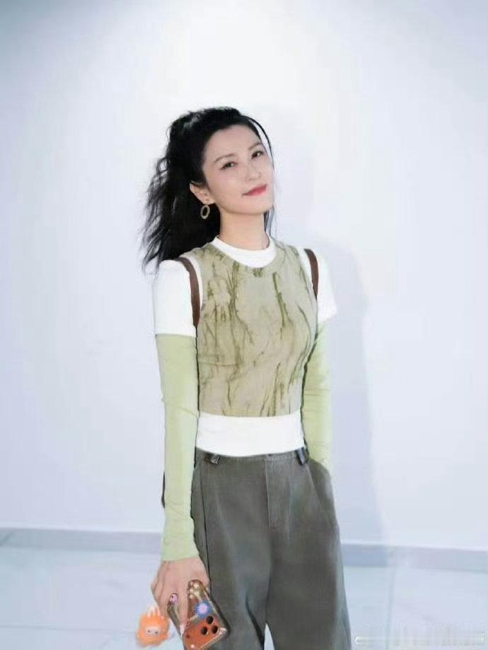 原来徐洁儿的眼镜是老花镜徐洁儿无框眼镜好性感 打破对老花镜的固有印象，徐洁儿同款