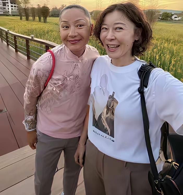 瞿颖模特出身，
是多少人心中的意难平，
可是也经不住岁月的打磨，
她跟柯蓝比以前