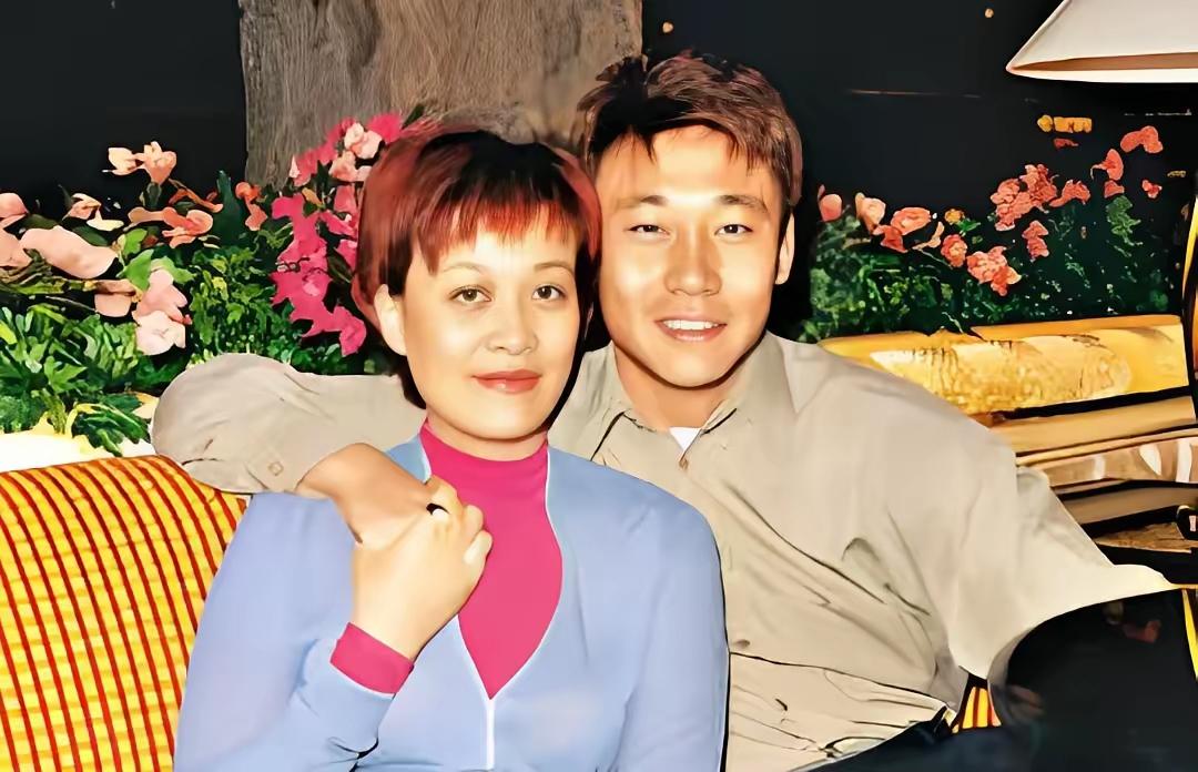 2001年，正在重庆踢球的高峰得知王纳文怀孕的消息，他本就不安分的头发顿时更加炸