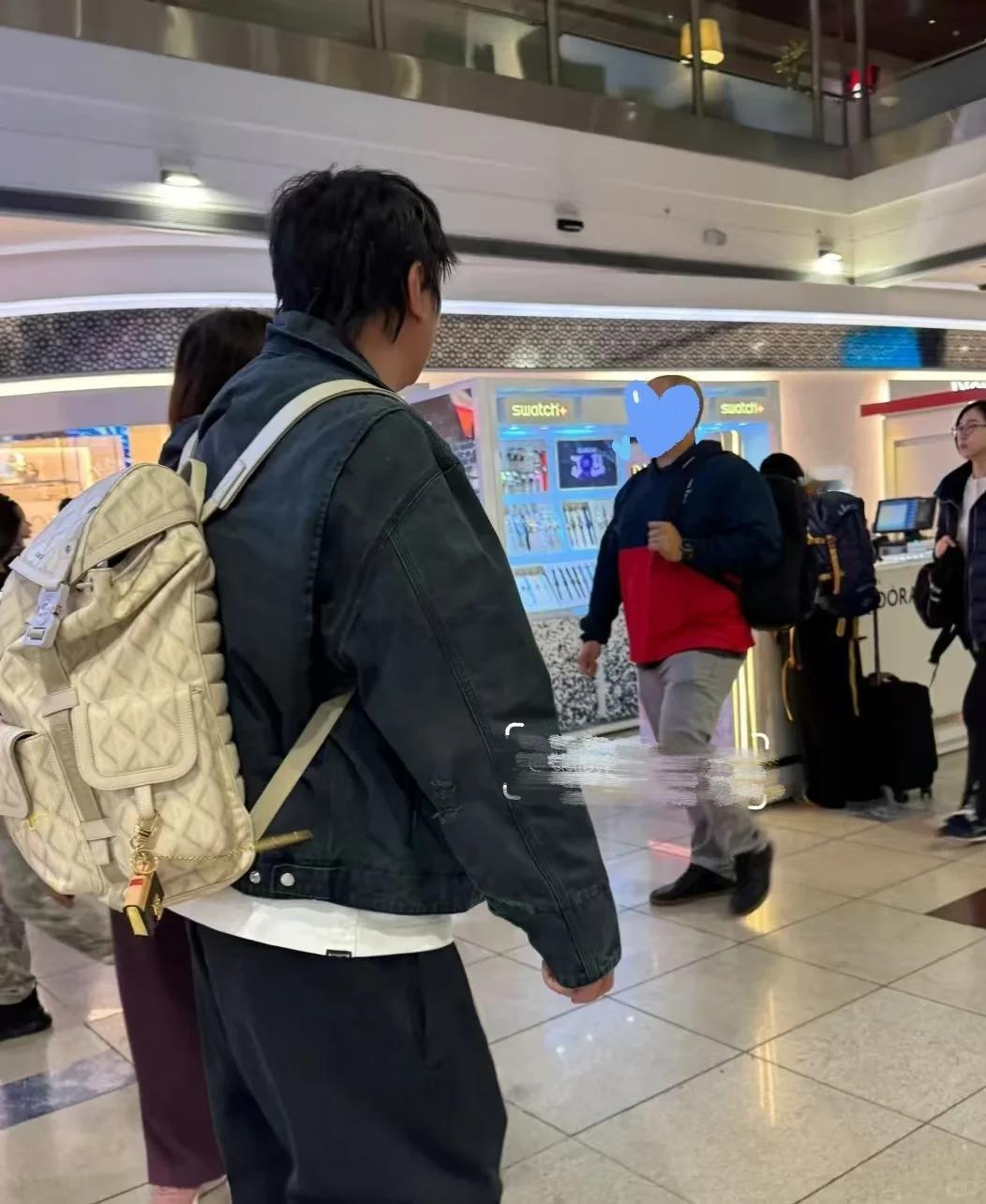 没想到是真爱啊，王思聪又被拍到带着懒懒回日本，估计要定下来了。毕竟黄一鸣闹成那样