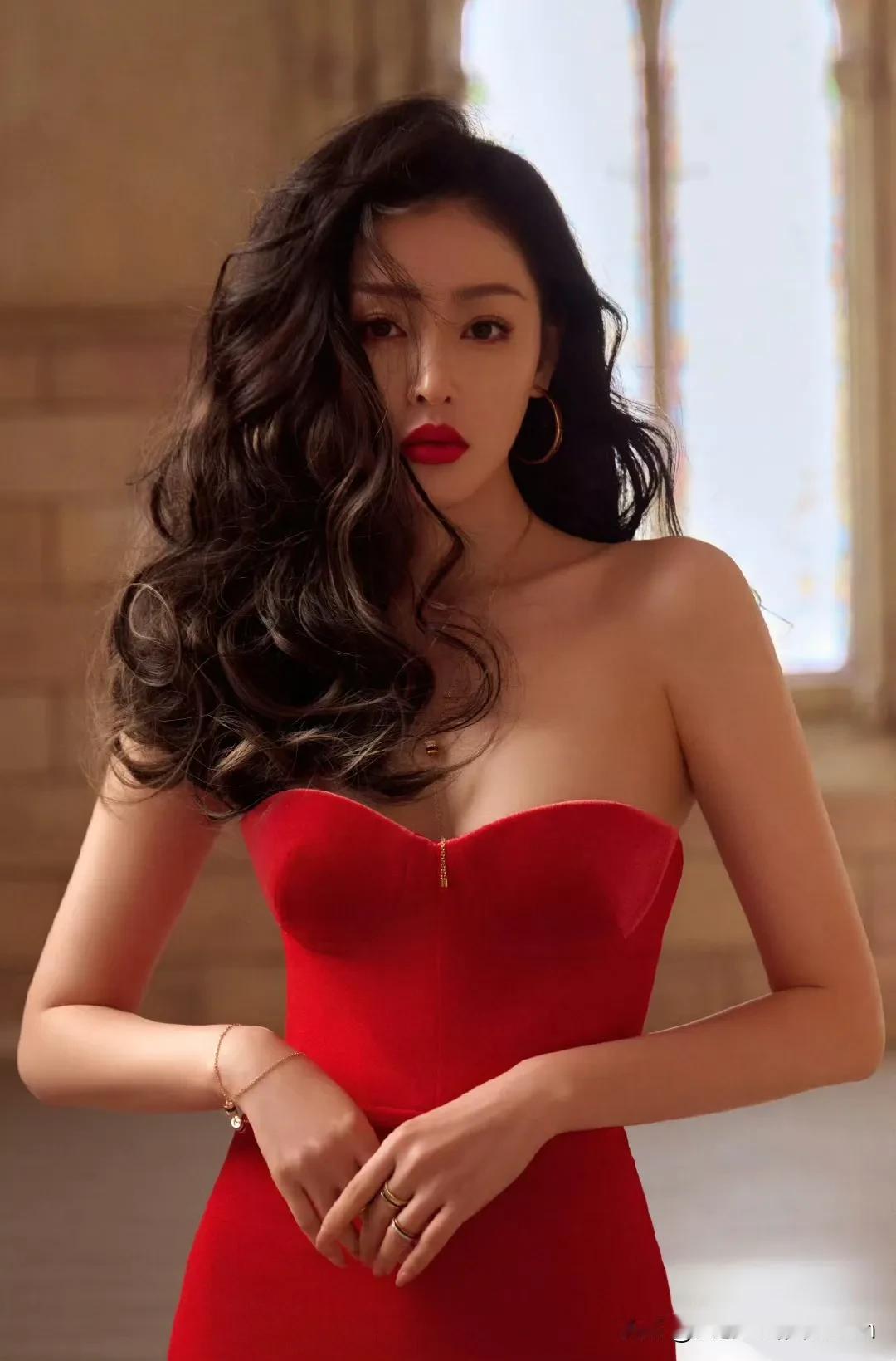 张天爱复古红裙，优雅迷人，尽显高贵气质！