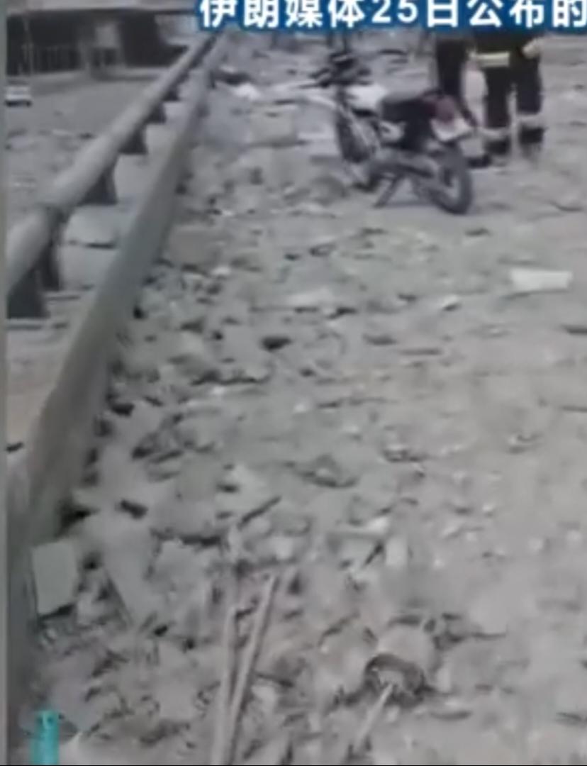 伊朗媒体25日公布现场画面，袭击过后街道满目疮痍，路面布满碎石瓦砾与破碎建筑残骸