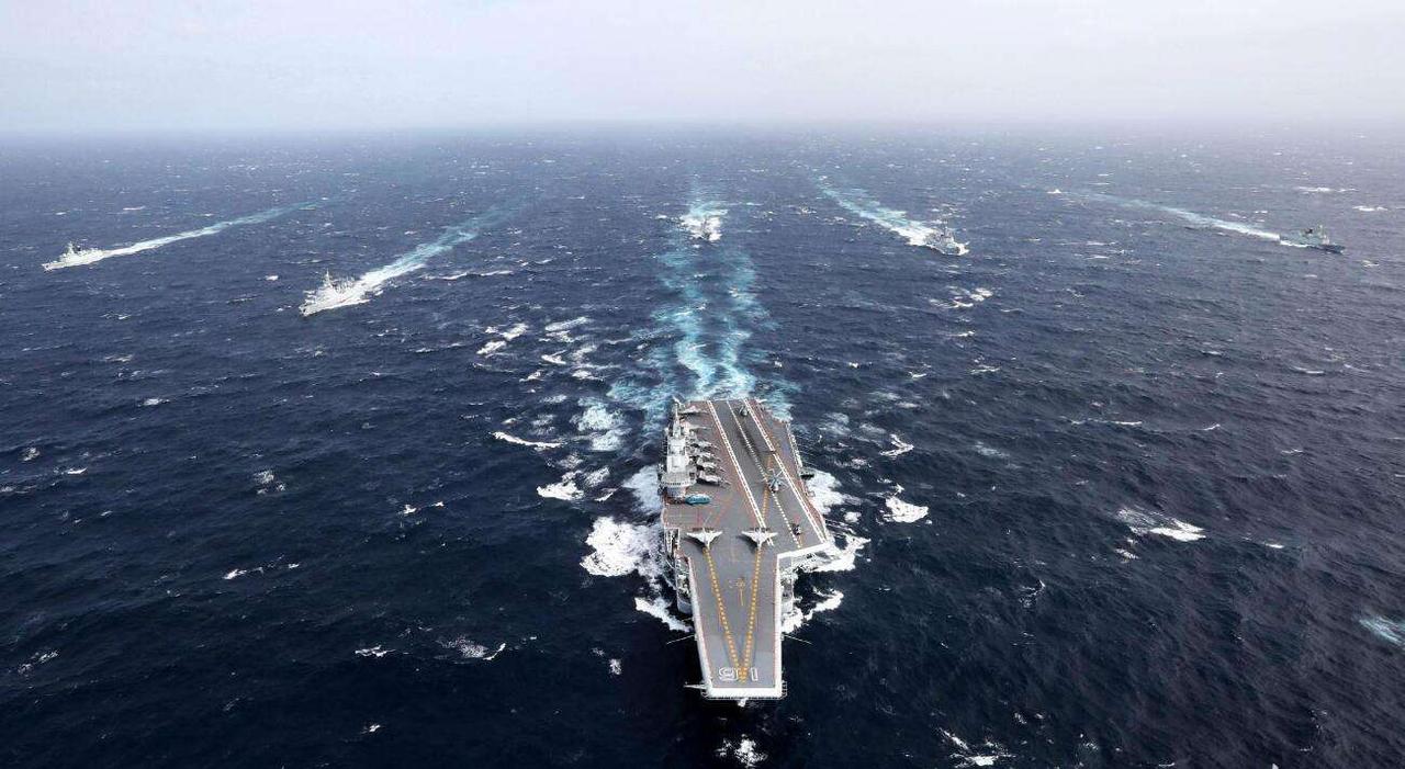 太硬气了！双航母剑出南海，辽宁舰和“新航母”四川舰同日南下，双舰并驱亮剑海域局势