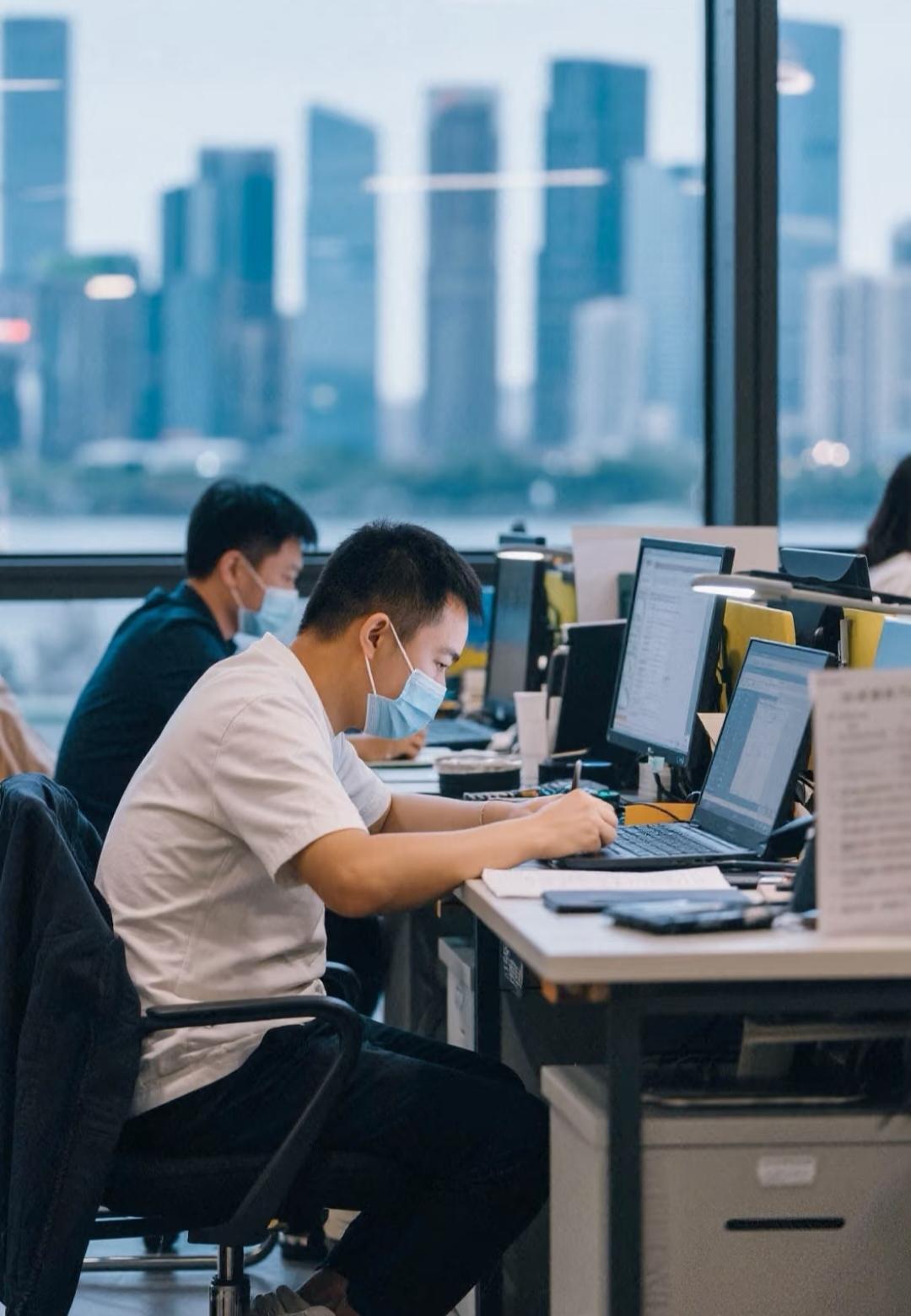 我是真正的发现，钱是越来越难赚了!
所以关键时候
奉劝大家：
1、发了工资一定要