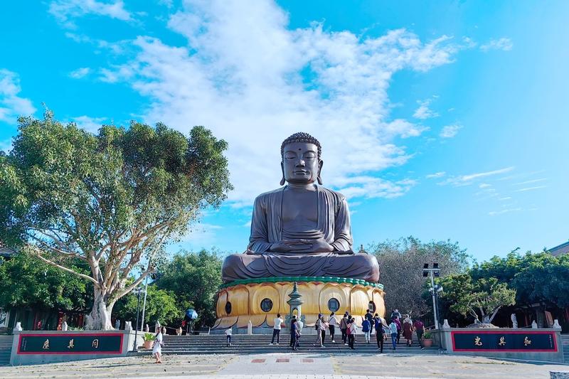 郑丽文接掌国民党，能否带领其摆脱在野党困境，实在不好说。2025年11月1日她从