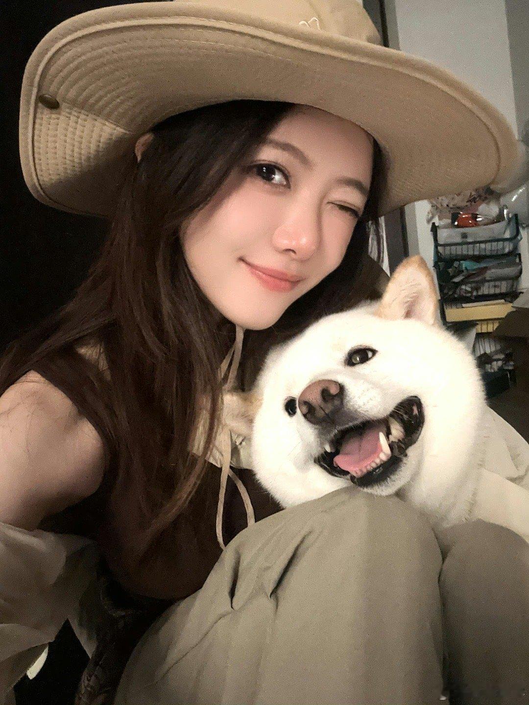 记得诱捕器+1！这不得把二哥迷死[舔屏][舔屏]氛围感拉满！LPL美女主持骆歆晒