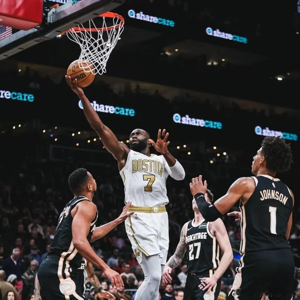 杰伦布朗绿军面对老鹰，本以为这会是一场极为精彩的防守大战，结果从第二节开始，比赛