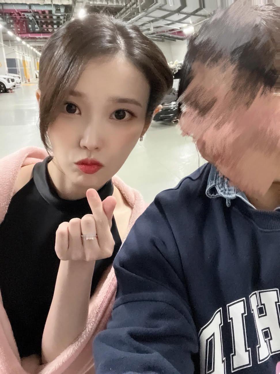 251230 IU合照1pIU新剧 发现粉丝们后，脱下围着的毯子，摆出拍照的姿势