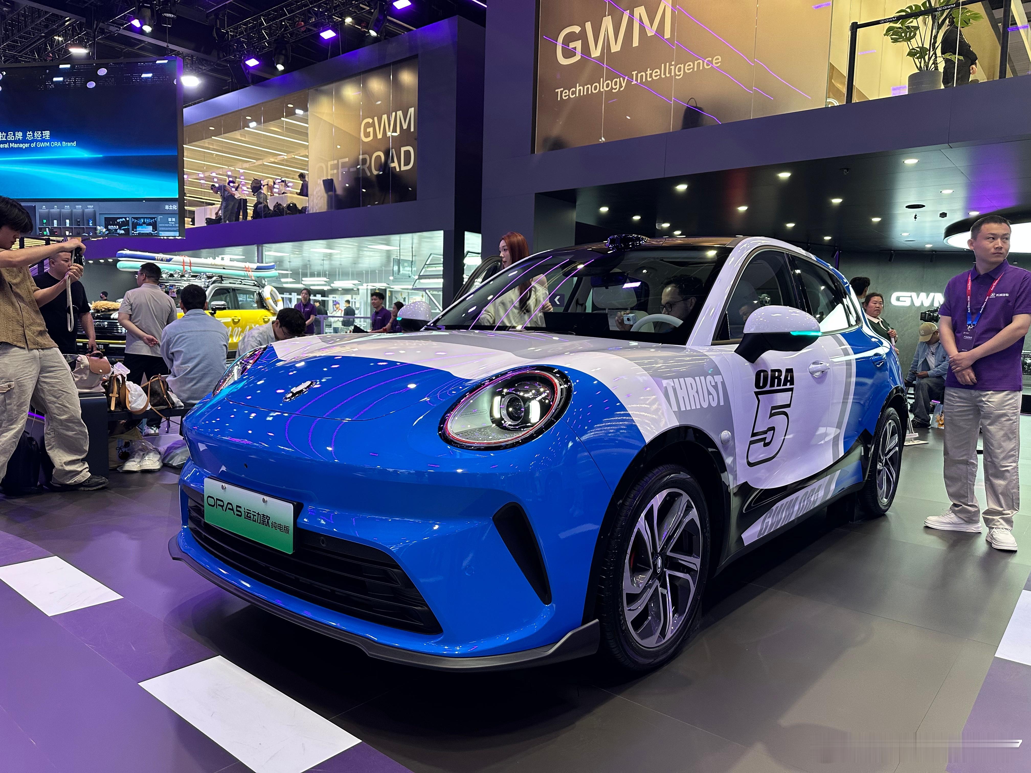 这次欧拉5又带来了两个全新的动力版本，分别是纯油版和混动版。在我印象里这好像是欧