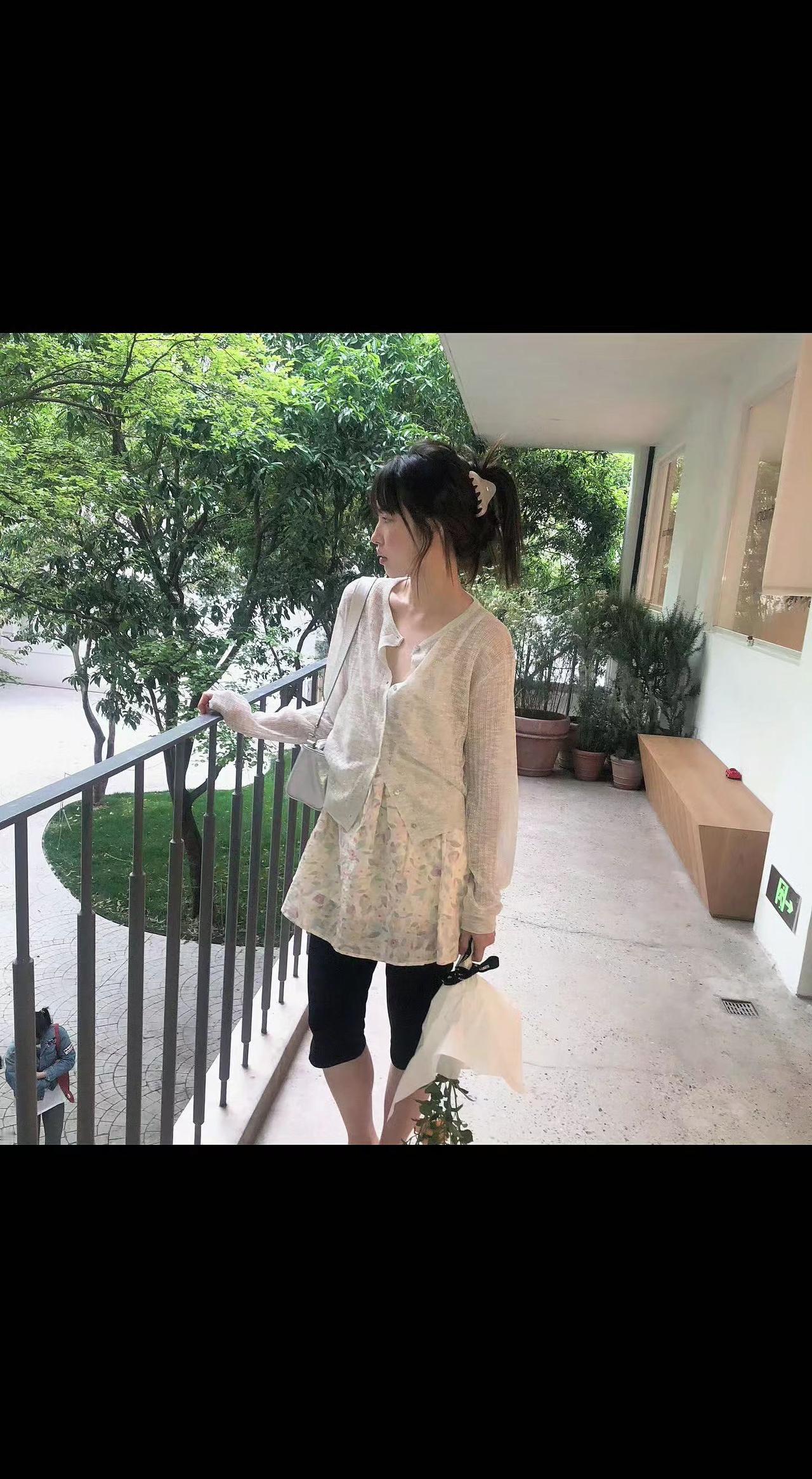 🌿风把光影裁成碎片，粘在她发梢的蝴蝶上🦋。手里的花束藏着整个春天，连呼吸都带