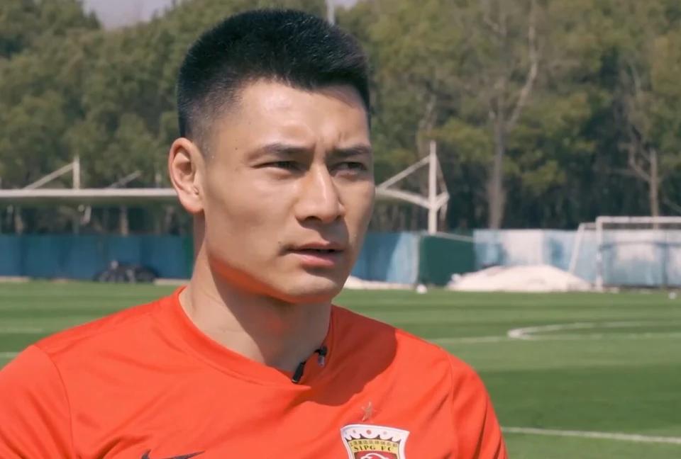 海港门神加盟中甲豪门！他就是海港的门将杜佳！也是前国门！因为海港有颜骏凌，所以杜