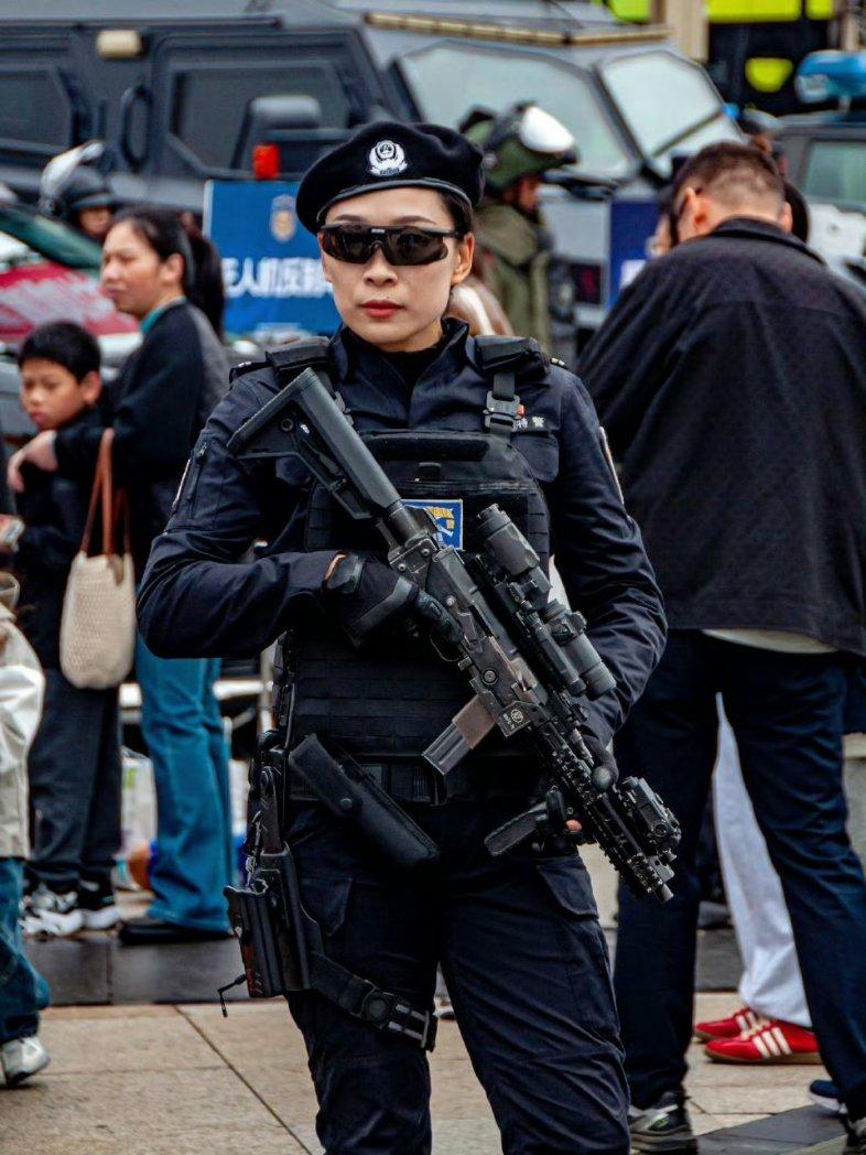 中国特警使用的79式冲锋枪现代化改装套件，样貌焕然一新。