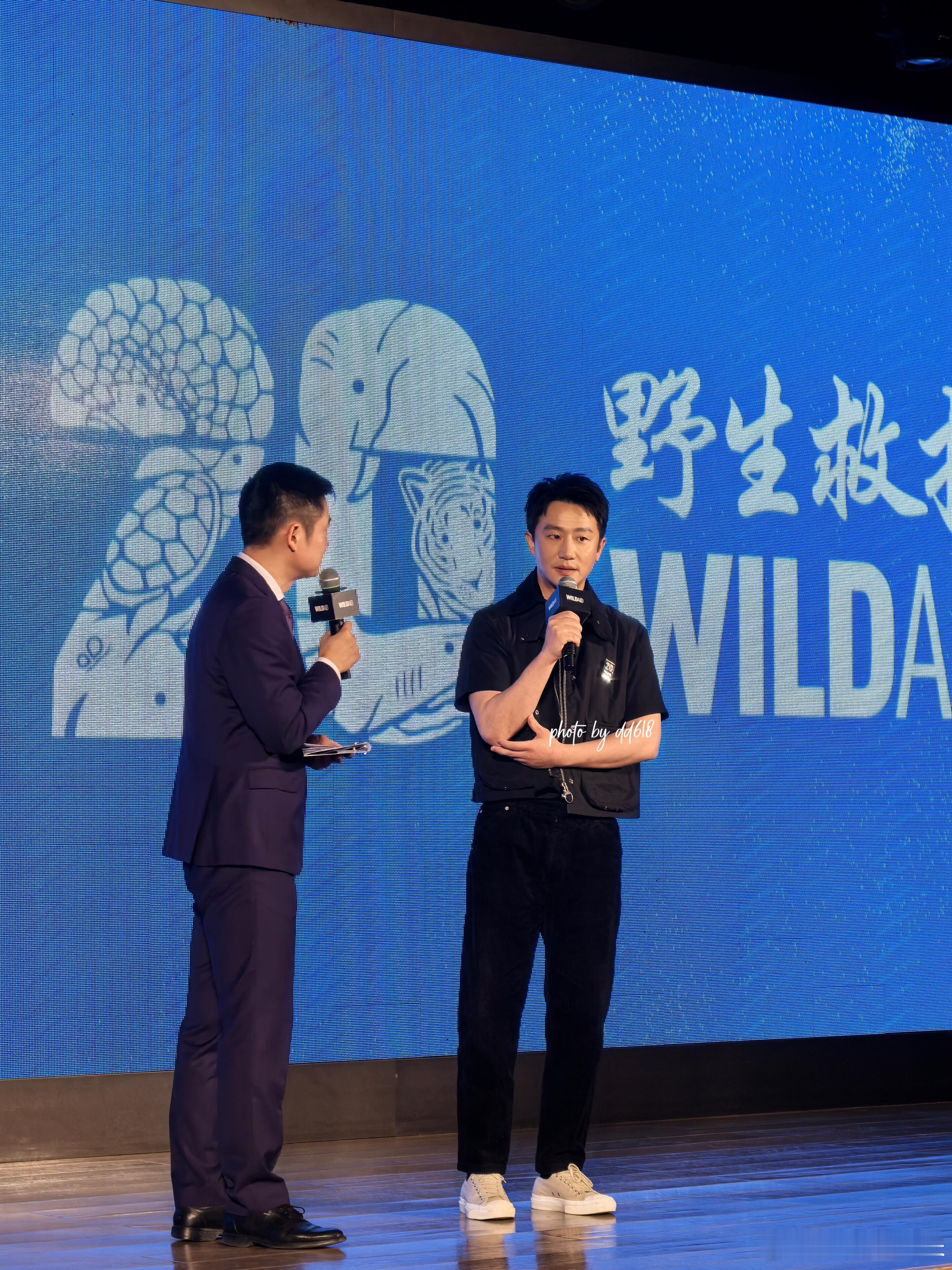 黄轩大冬天穿短袖 《野生救援》在华20周年答谢宴上，黄轩这波操作太“抗冻”啦！大