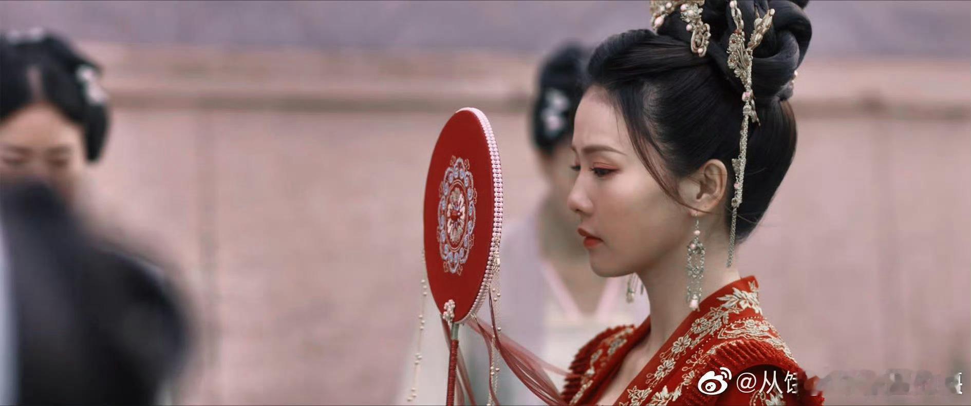 白鹿新剧目睹闺蜜红衣跳城楼唐宫奇案 白鹿在《唐宫奇案》中饰演的李佩仪，为了守护闺