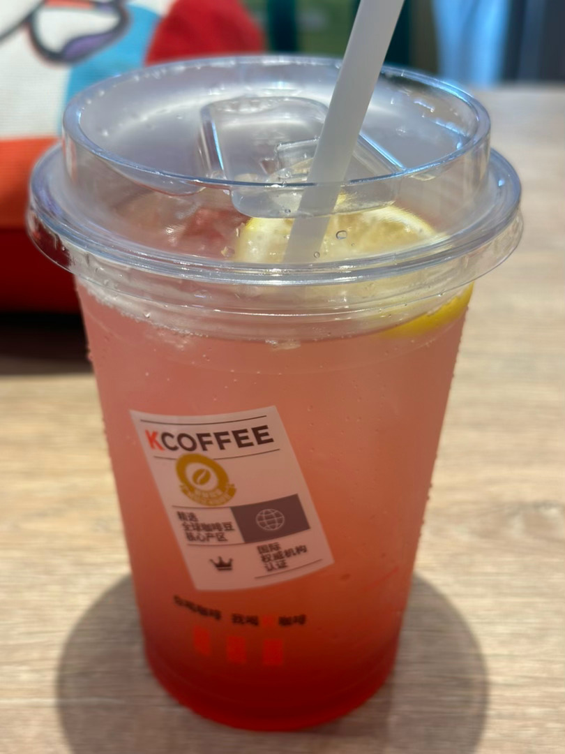 七月，你好用一杯咖啡开启本月主题：平静！其实点的不是这个店员搞错，太多人了打单完