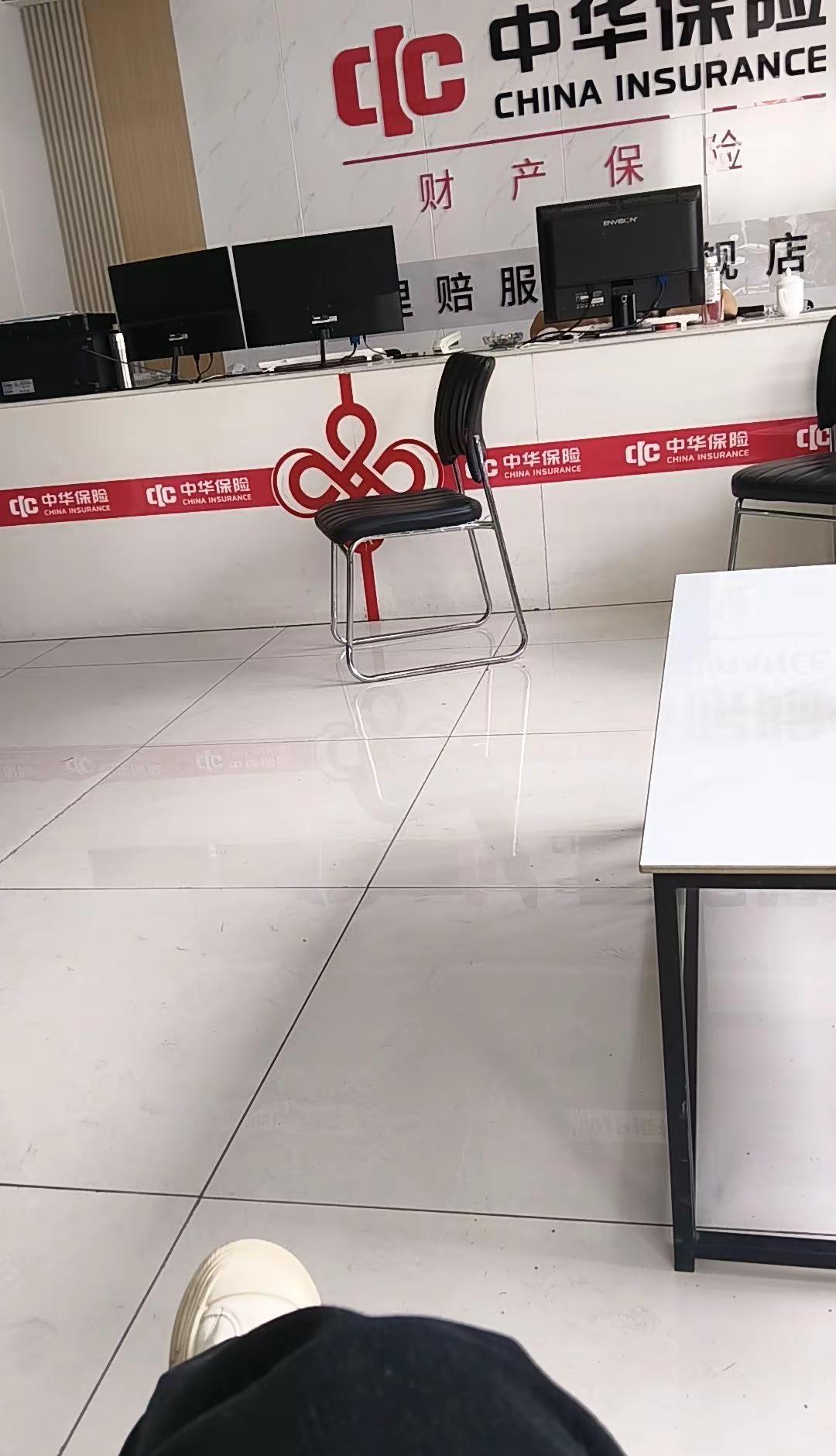 一个阳光明媚的下午，42岁的朱女士正在事故处理中心跟50岁左右的乌鲁木齐车主排队